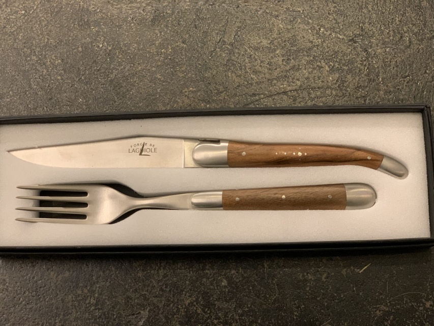 Kjøttkniv og gaffelsett, matt finish, håndtak av oliventre - Forge de Laguiole