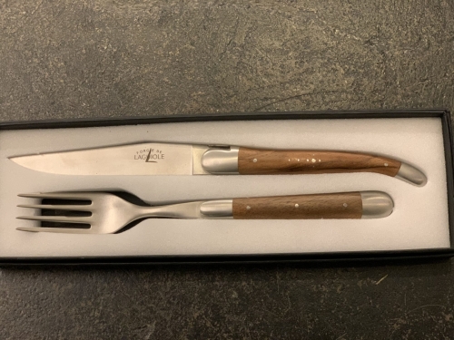 Kniv og gaffel, håndtak i oliventre, polert, Tradition - Forge de Laguiole