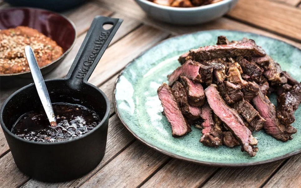 Støpejernspanne med pensel - Big Green Egg
