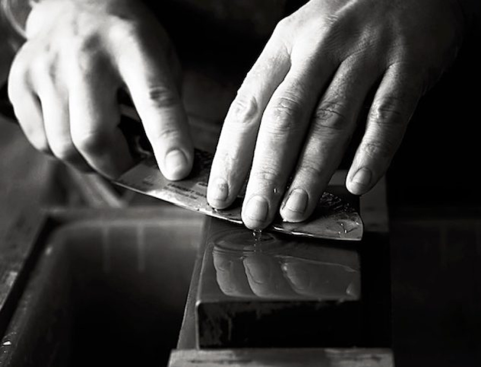 Lær å slipe en kniv på våt stein med Niklas Ekelund (Malmöbutiken) i gruppen hos The Kitchen Lab (1317-27040)