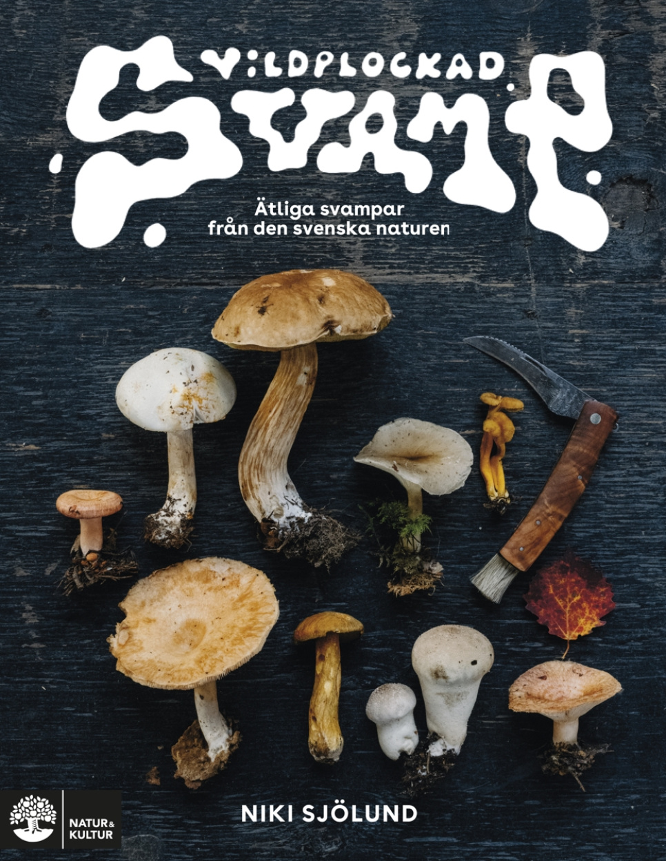Vildplockad svamp: Ätbara svampar i svenska naturen - Niki Sjölund i gruppen Matlaging / Kokebøker / / hos The Kitchen Lab (1355-27955)