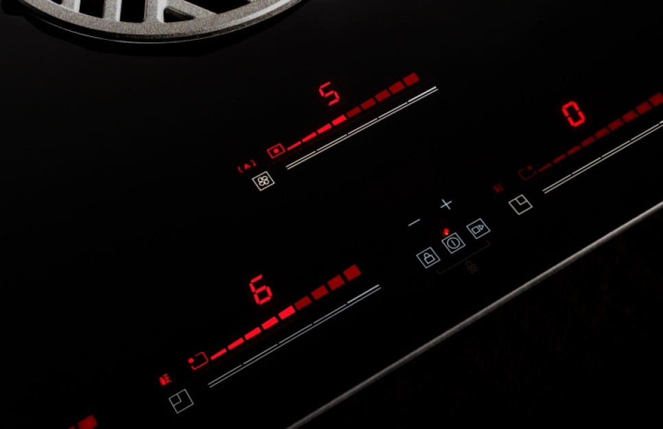 Induksjonstopp 80 cm med integrert avtrekksvifte - Bertazzoni Induksjonstopp 80 cm med integrert avtrekksvifte - Bertazzoni