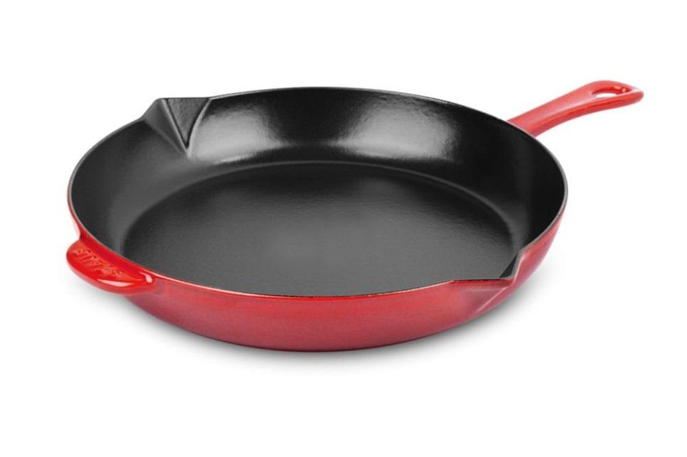 Støpejernspanne, 26 cm, rød med jernhåndtak - Staub i gruppen Matlaging / Stekepanne / Stekepanner hos The Kitchen Lab (1418-12948)