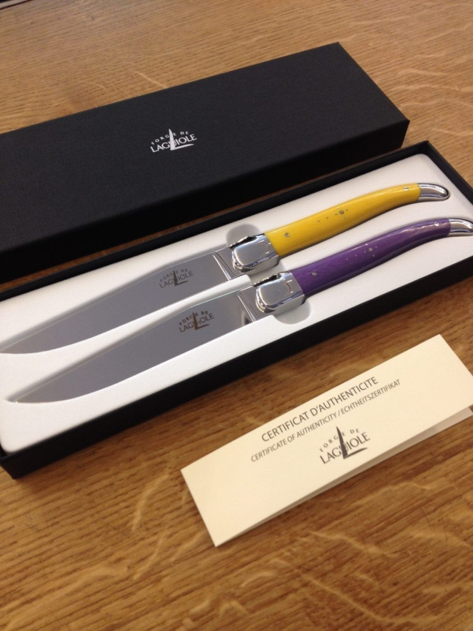 Sett med 2 kjøkkenkniver - Gult og lilla håndtak i gruppen Borddekking / Bestikk / Kniver hos The Kitchen Lab (1446-15866)