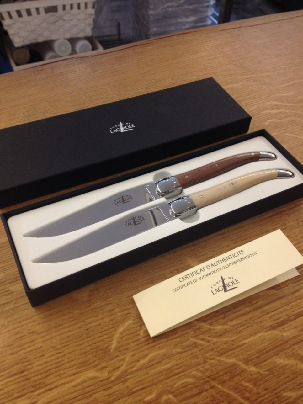 Sett med 2 spisekniver. Beige og sjokoladefarget håndtak - Forge de Laguiole i gruppen Borddekking / Bestikk / Kniver hos The Kitchen Lab (1446-15867)