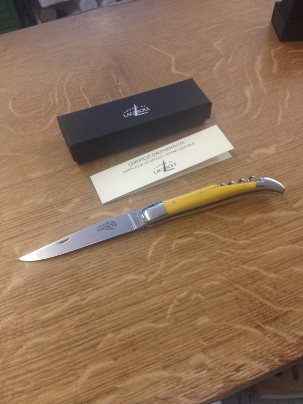 Kniv med foldeblad og korkskrue, gult håndtak - Forge de Laguiole i gruppen Borddekking / Bestikk / Kniver hos The Kitchen Lab (1446-15887)