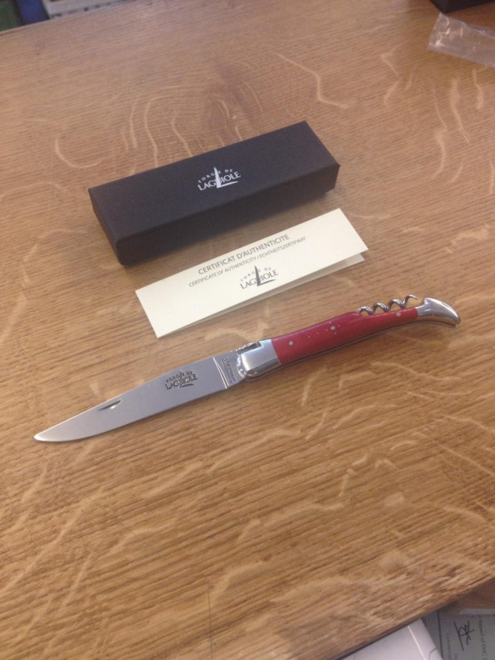 Kniv med foldeblad og korkskrue, rødt håndtak - Forge de Laguiole i gruppen Borddekking / Bestikk / Kniver hos The Kitchen Lab (1446-15888)