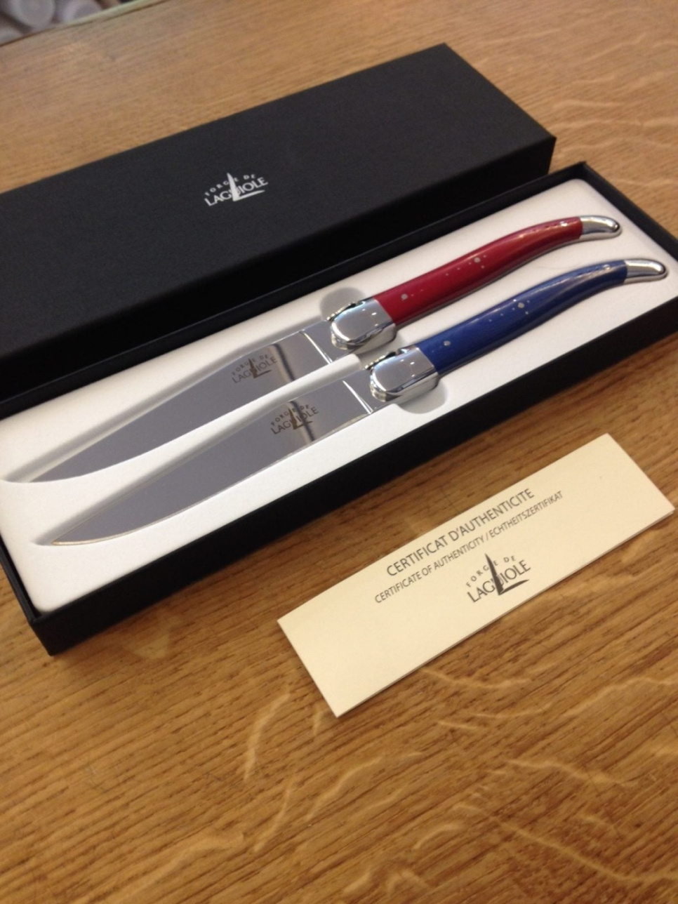 Sett med 2 spisekniver, rødt og blått håndtak - Forge de Laguiole i gruppen Borddekking / Bestikk / Kniver hos The Kitchen Lab (1446-15906)