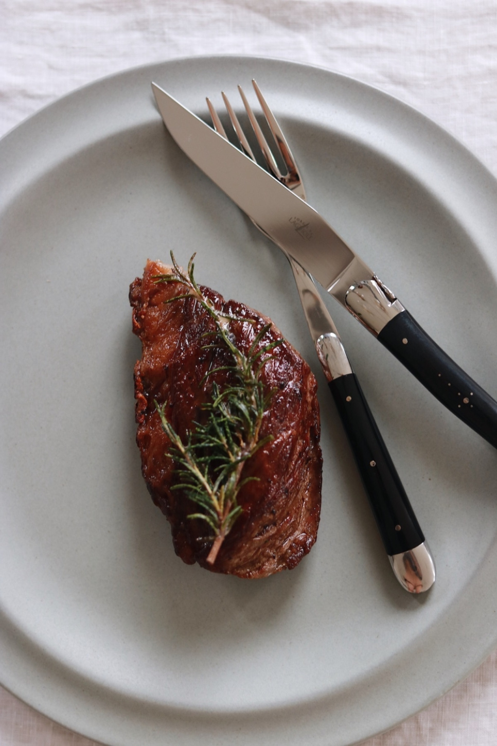 Seks kniver, skaft i mørkt horn, polert, Tradition - Forge de Laguiole Seks kniver, skaft i mørkt horn, polert, Tradition - Forge de Laguiole