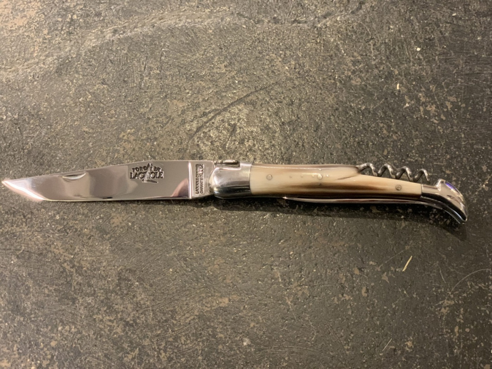 Kniv med foldeblad og korkskrue - håndtak i lett horn i gruppen Borddekking / Bestikk / Kniver hos The Kitchen Lab (1446-23201)