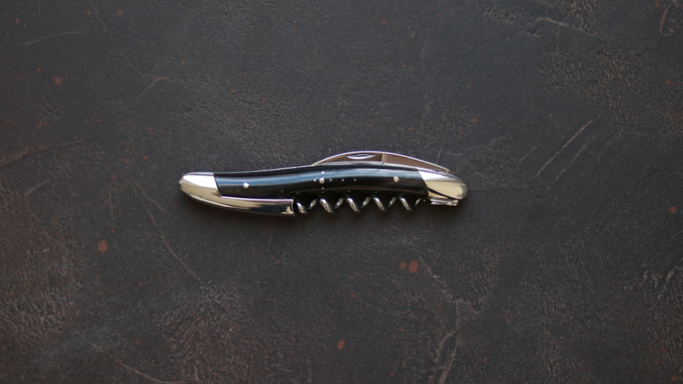 Sommelierkniv i mørkt horn, polert, Tradition - Forge de Laguiole Sommelierkniv i mørkt horn, polert, Tradition - Forge de Laguiole