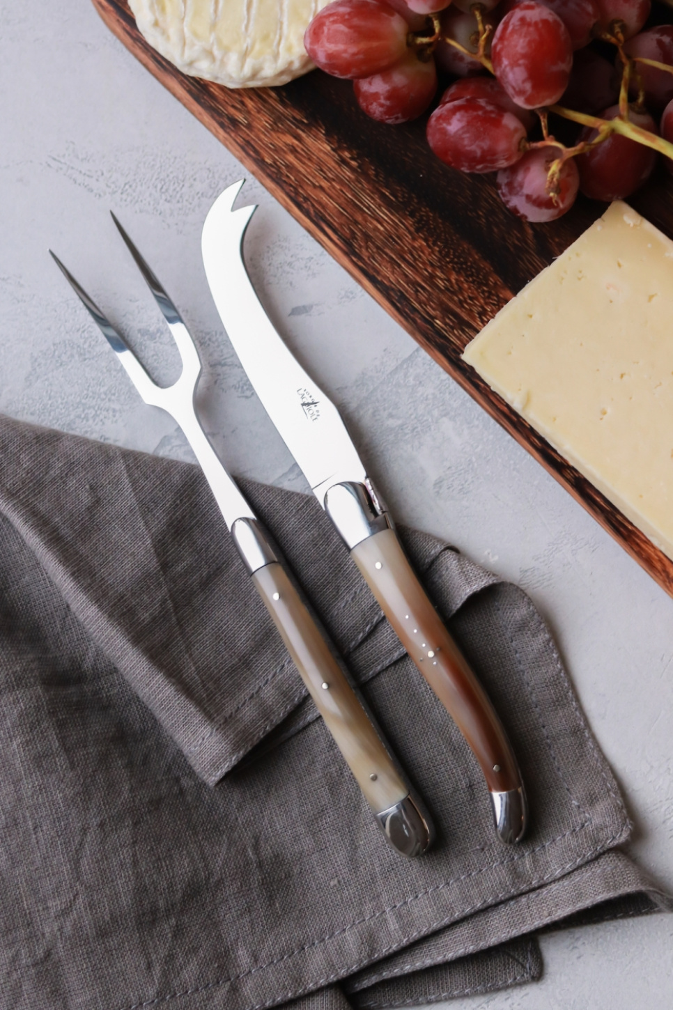 Ostesett, Håndtak i lyst horn, polert, Tradition - Forge de Laguiole