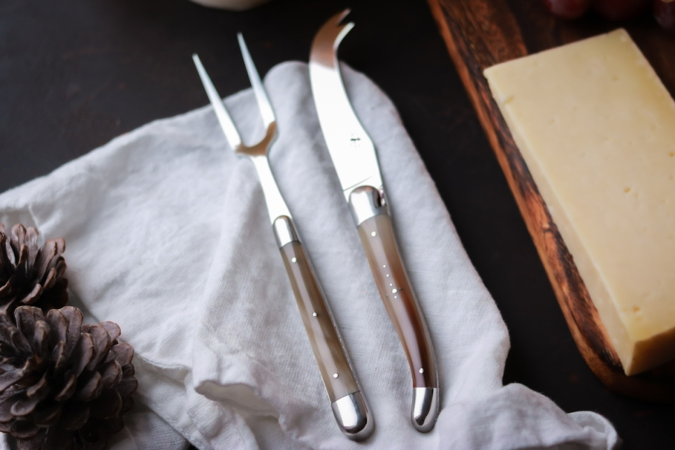 Ostesett, Håndtak i lyst horn, polert, Tradition - Forge de Laguiole