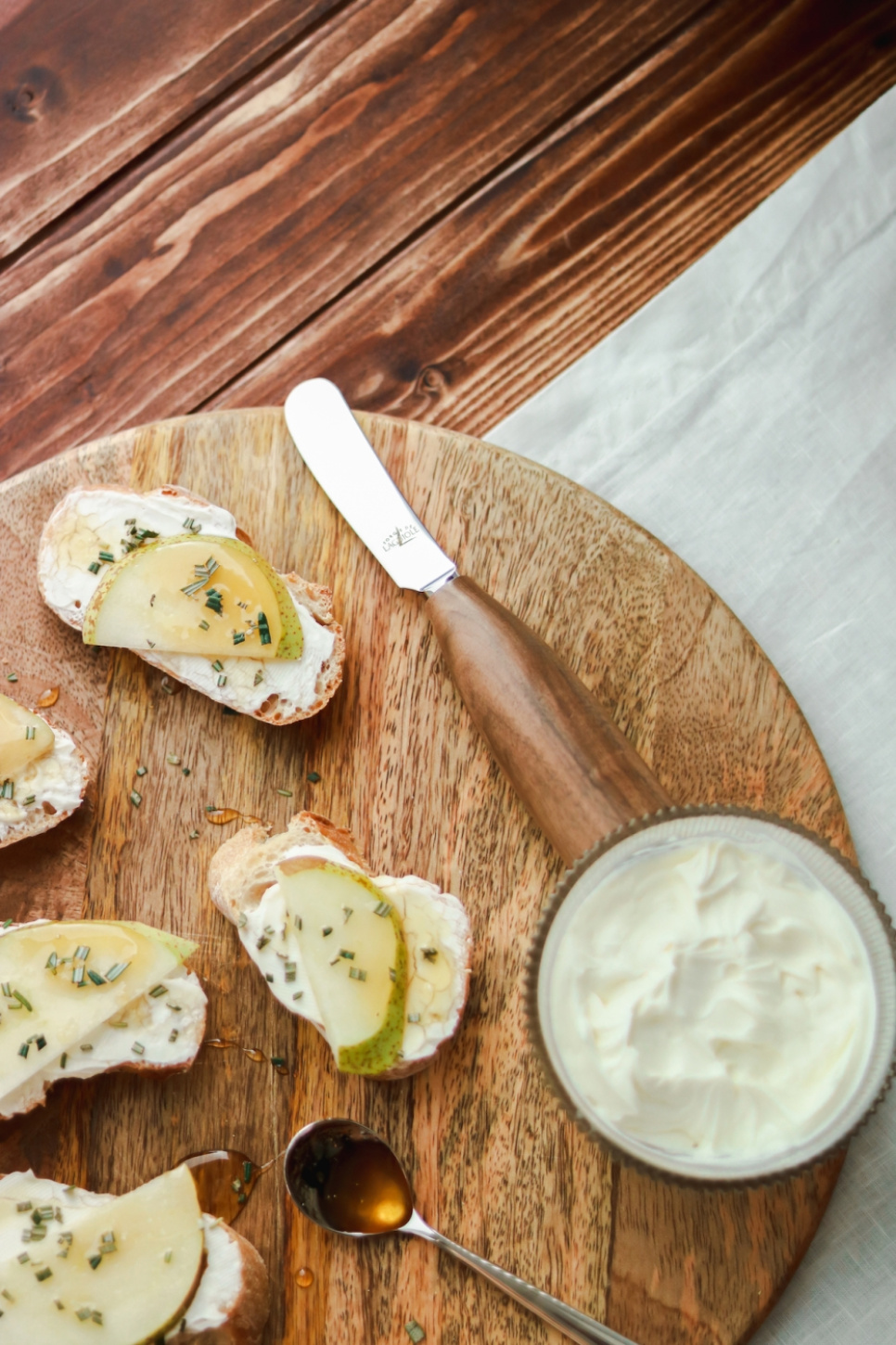 Smørkniv med håndtak i valnøtt, Lou Bure - Forge de Laguiole