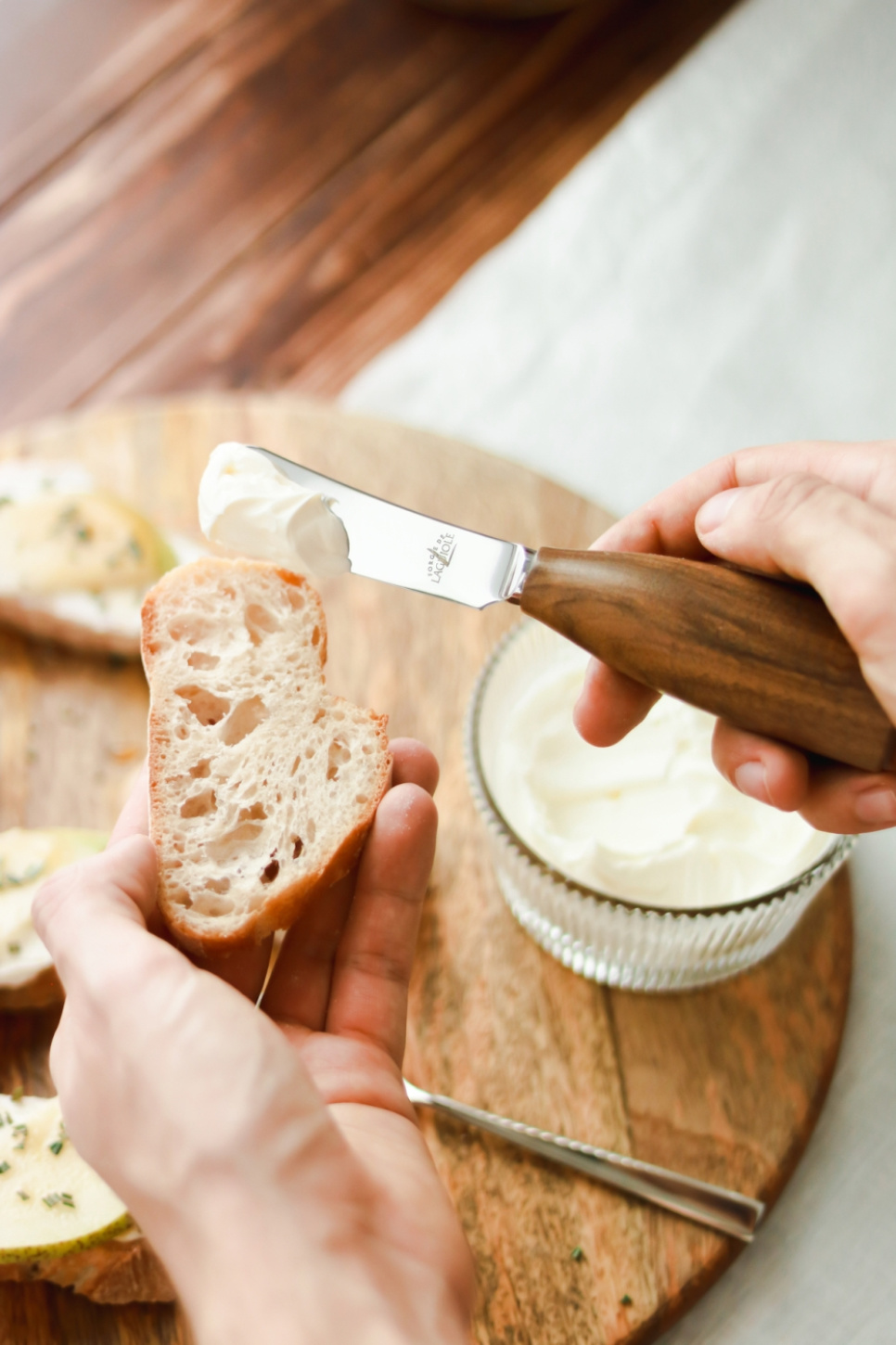 Smørkniv med håndtak i valnøtt, Lou Bure - Forge de Laguiole