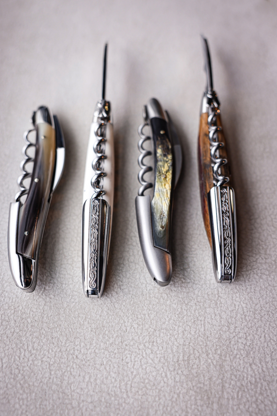 Sommelierkniv av bein, damascenert med dekor, Collection - Forge de Laguiole