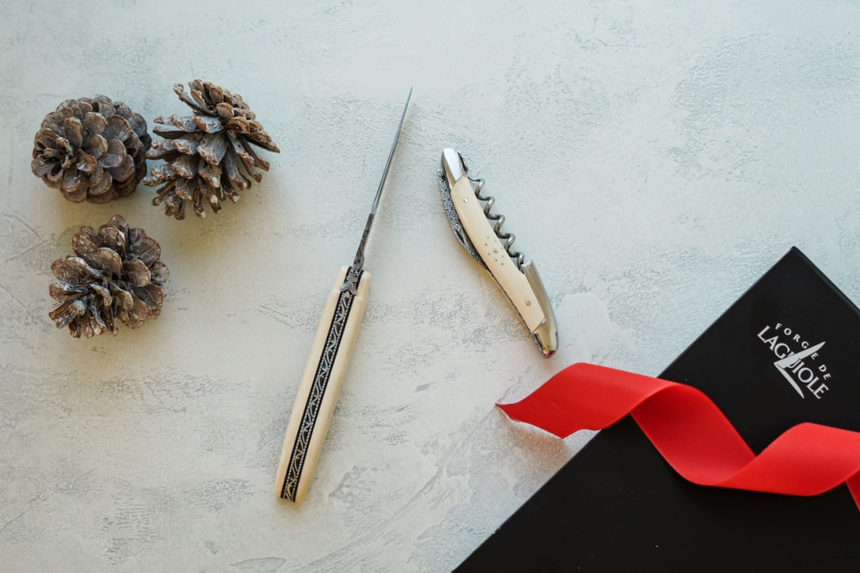 Foldekniv og sommelierkniv i mammuthorn, damascenert - Forge de Laguiole