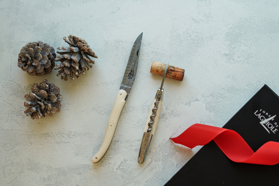 Foldekniv og sommelierkniv i mammuthorn, damascenert - Forge de Laguiole