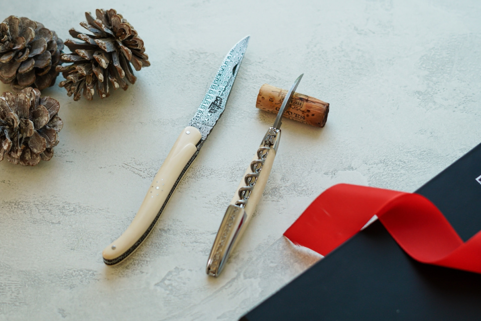 Foldekniv og sommelierkniv i mammuthorn, damascenert - Forge de Laguiole