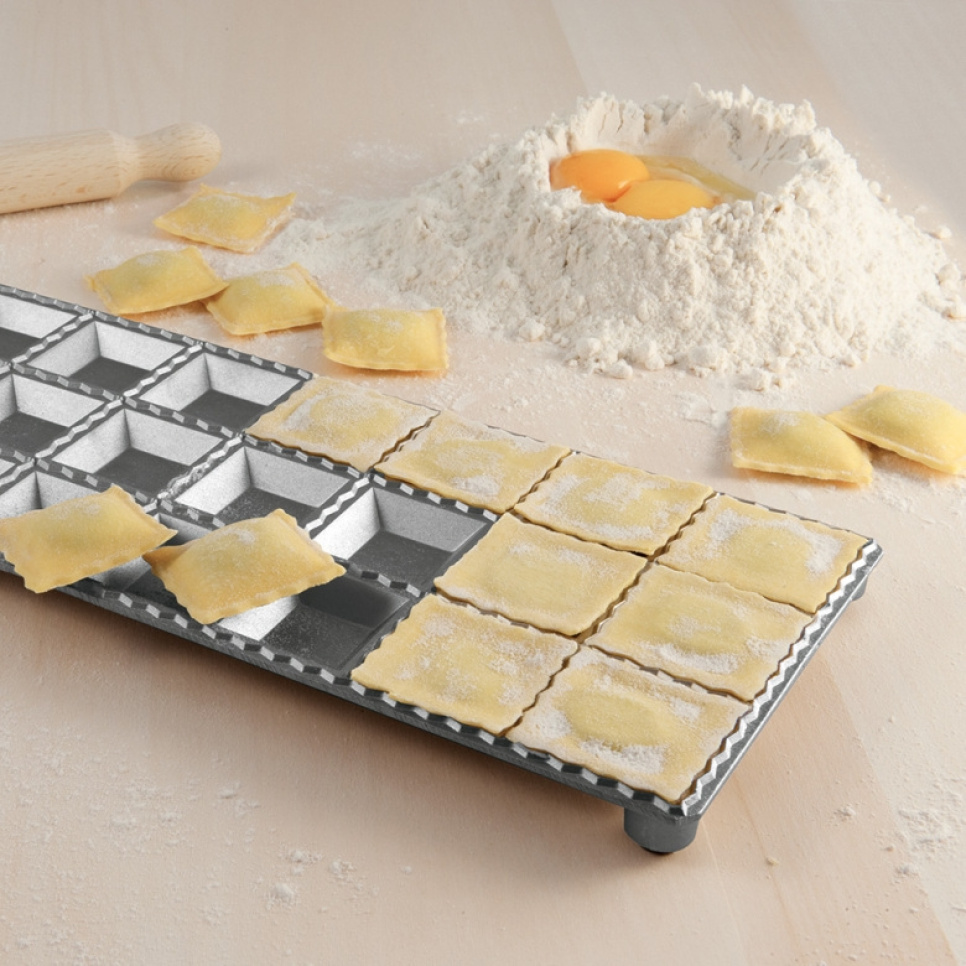 Ravioli-form med kjevle, 24 kvadratiske biter - Eppicotispai