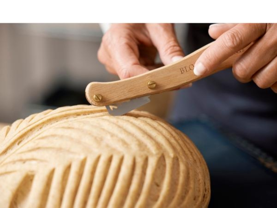 Deigkutter med trehåndtak - Blomsterberg Deigkutter med trehåndtak - Blomsterberg