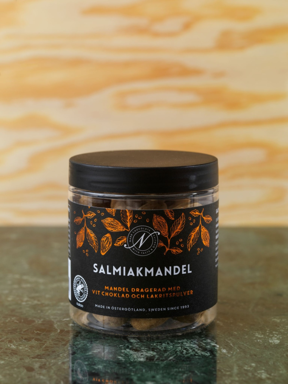 Salmiakk mandler, 150g - Narr Chocolate i gruppen Matlaging / Kolonial hos The Kitchen Lab (2070-26802)