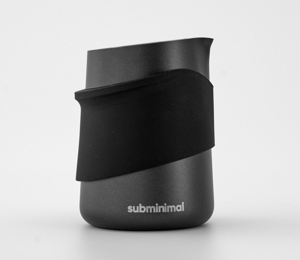 Subminimal FlowTip melkekanne uten håndtak, svart i gruppen Te og kaffe / Kaffetilbehør / Annet tilbehør hos The Kitchen Lab (2307-35941)